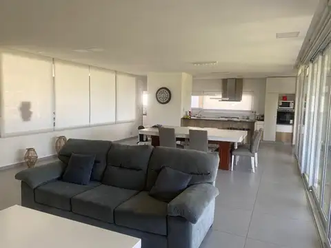 Casa en Alquiler en City Bell, USD 3.100