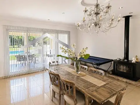 Casa 5 ambientes con 4 baños