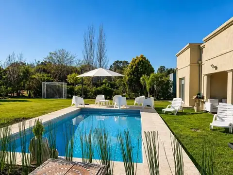 VENTA CASA DE 5 AMBIENTES EN CAMPO DAROMY