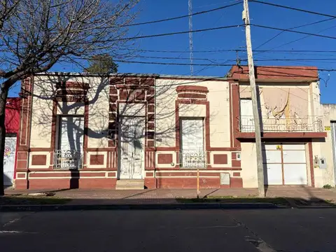 REMAX VENDE/CASA-LOCAL/ESQUINA/B° SARMIENTO