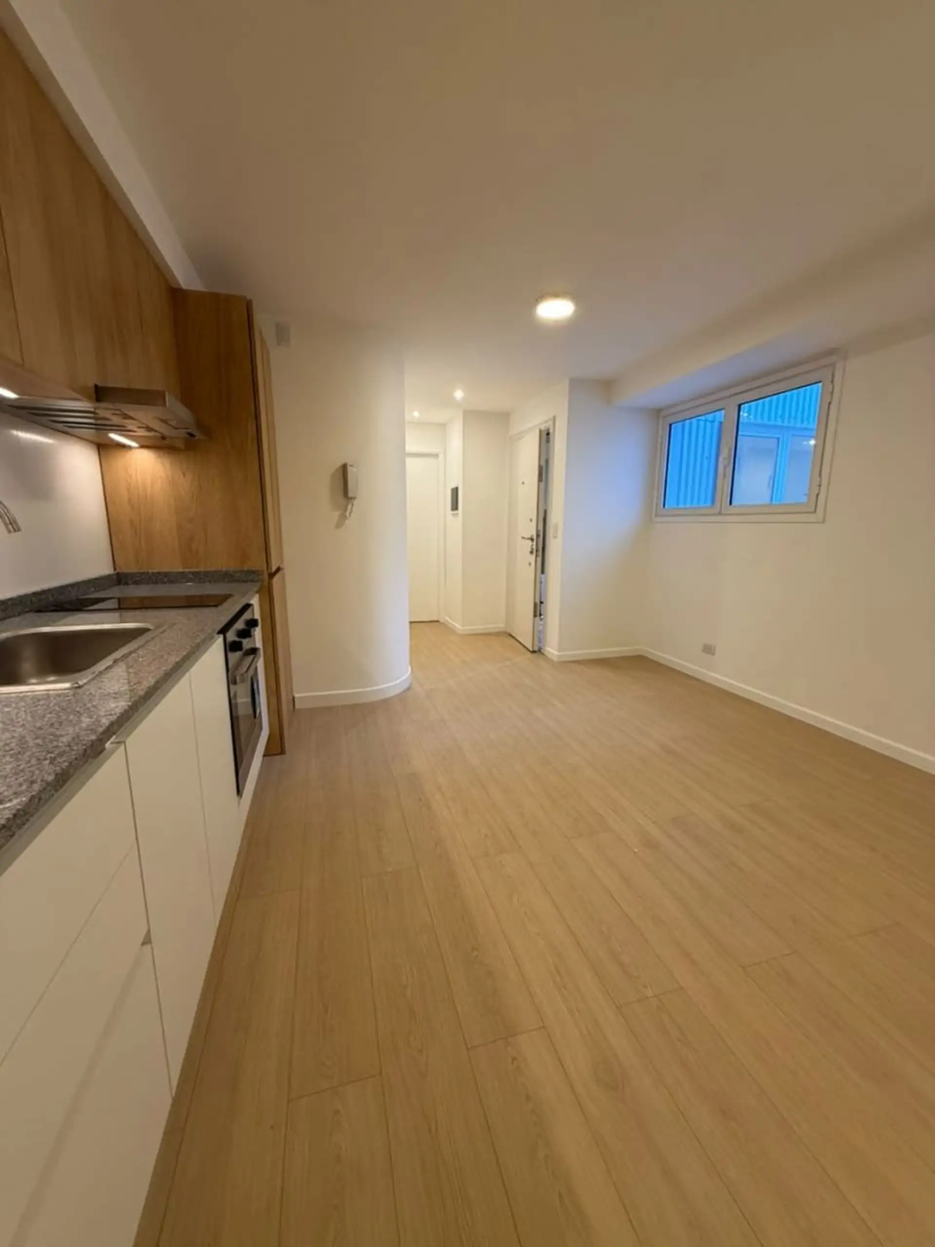 Departamento 2 ambientes reciclado a nuevo con balcón en España y Rivadavia