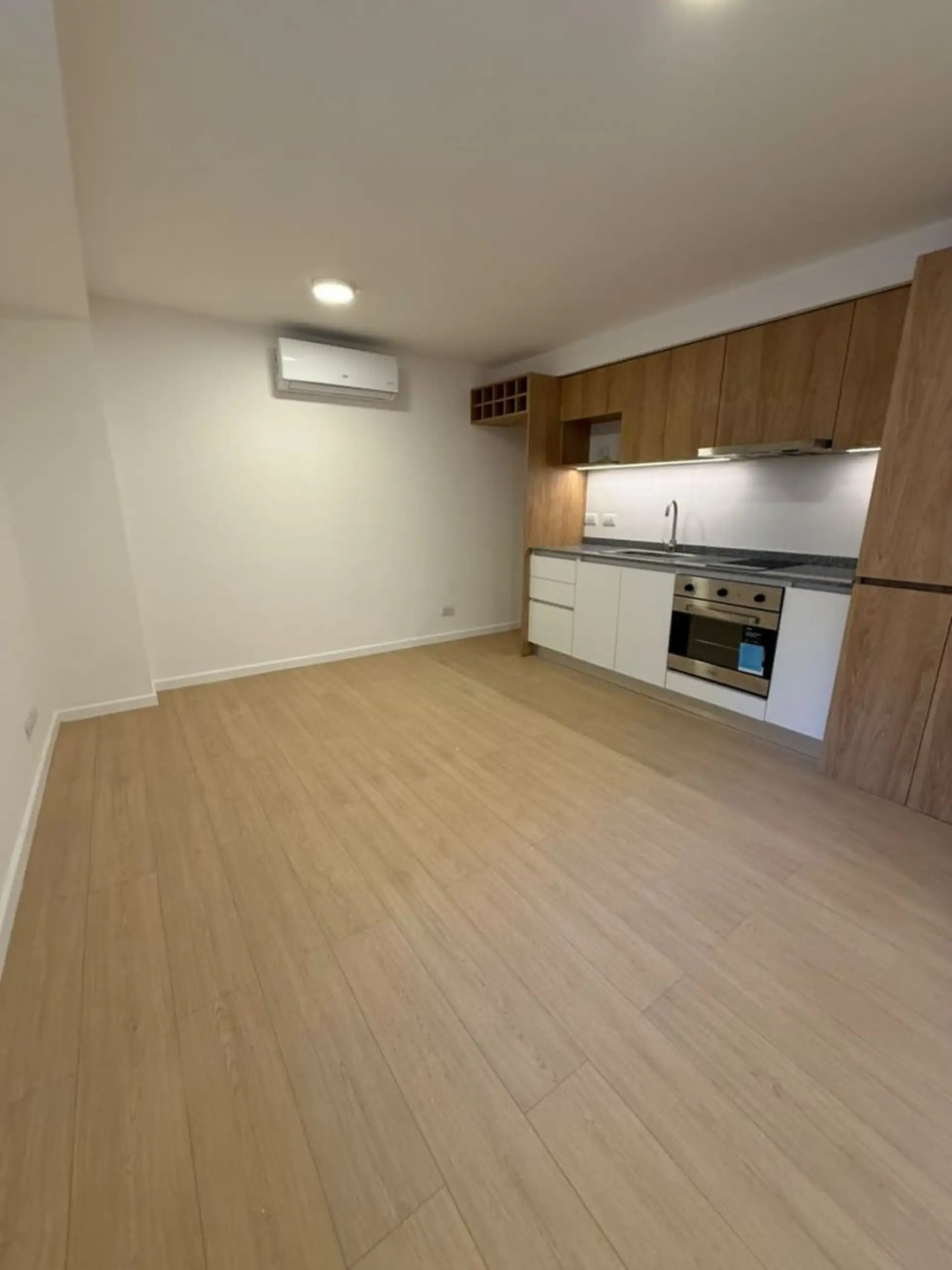 Departamento 2 ambientes reciclado a nuevo con balcón en España y Rivadavia