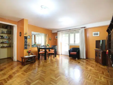 VENTA 4 AMBIENTES c/BALCÓN FRENTE 1°Piso TIPO CASA