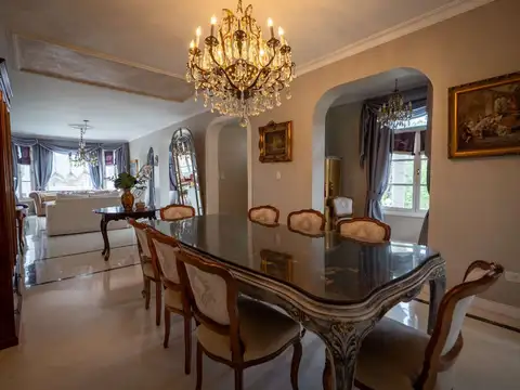 Casa en Alquiler con 2 cocheras