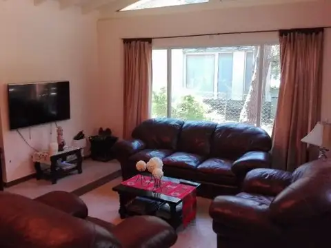 Casa 8 ambientes con 4 baños