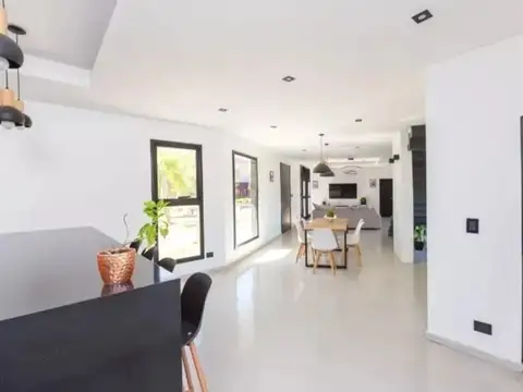 Casa en Venta con 4 cocheras
