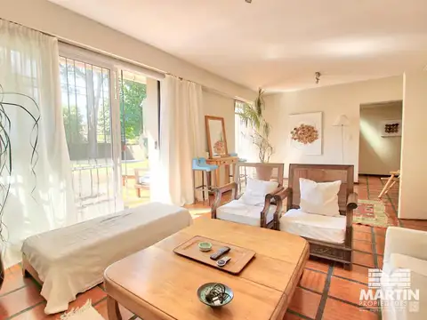 Casa en Venta de 5 Ambientes en Olivos con Jardín y Pileta