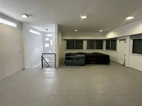 Galpón Comercial Estratégico con Oficinas, Vestuarios y Terraza