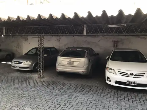 Cochera en  planta baja con portón automático