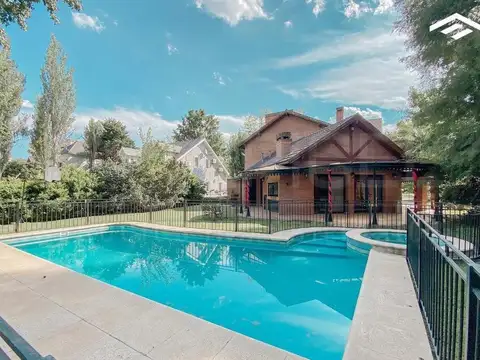 CASA EN VENTA SAINT THOMAS SUR - 5 AMBIENTES CON PISCINA