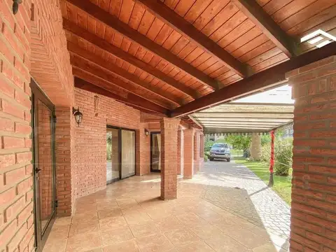 CASA EN VENTA SAINT THOMAS SUR - 5 AMBIENTES CON PISCINA