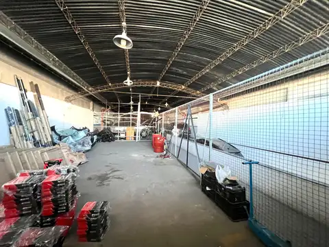 Local de 1000 m² con Rampa de Concreto. Pisos de Cemento, Techo Parabolico. Gran Frente y Vidriera.