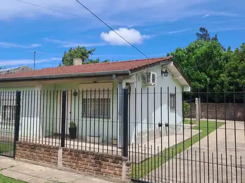 VENTA CASA 3 AMBIENTES, AMPLIO JARDIN, COCHERA