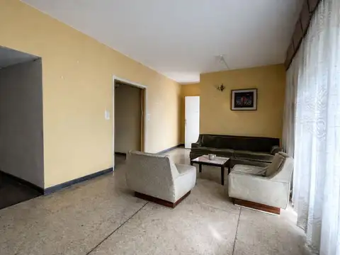 Casa 6 ambientes con 2 baños