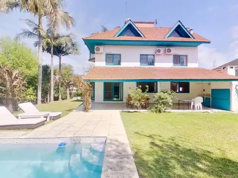 Casa en Venta con 2 cocheras
