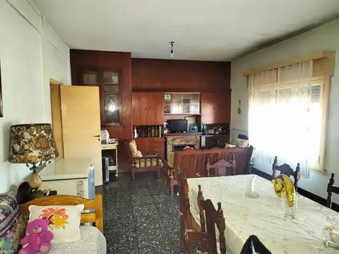 Casa de 4 ambientes con terraza y balcón en José León Suárez