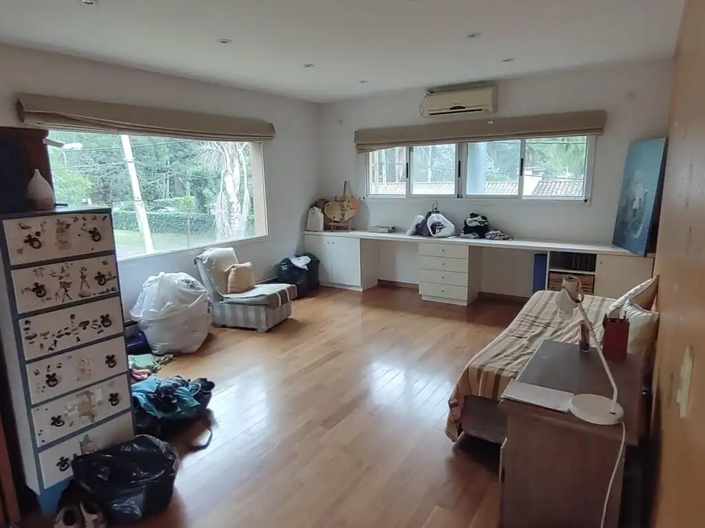 Casa - 265  m² Cubierta | 4 dormitorios | 3 baños | 5 ambientes | 2 cocheras | Excelente