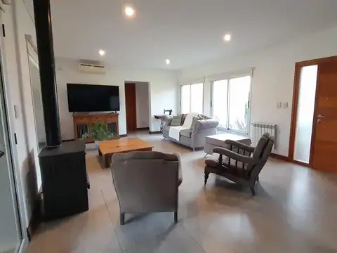 Casa 5 ambientes con 3 baños