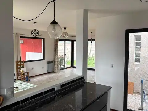 Casa 2 ambientes con 1 baño