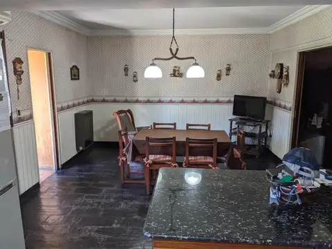 CASA 5 AMB CON 4 DORMITORIOS, 3 BAÑOS, FONDO PARQUIZADO C/ QUINCHO C/ PARRILLA Y GARAGE P/VAR. AUTOS