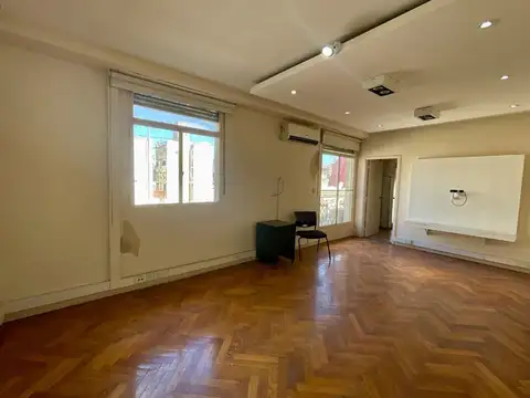 Oficina 10 ambientes con 2 baños