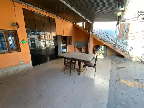 SE VENDE CASA DE DOS DORMITORIOS EN EL CENTRO