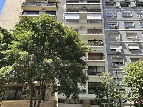 Piso alto en Recoleta con balcón corrido, cochera y seguridad 24 hs