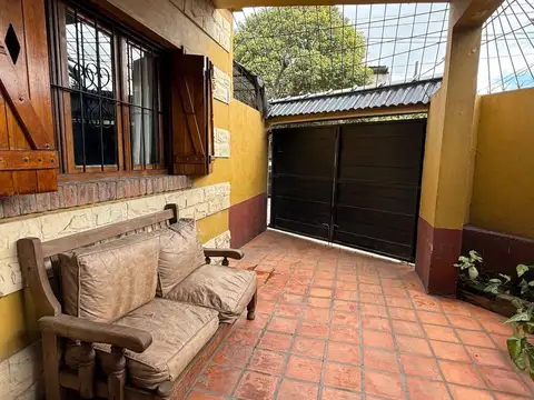 CASA 5 AMB. CON DOBLE COCHERA EN V. SARMIENTO