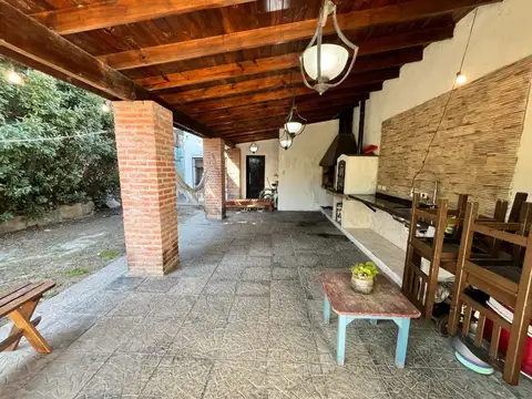 Venta Casa c/Parque, quincho, cochera. Lanús Oeste