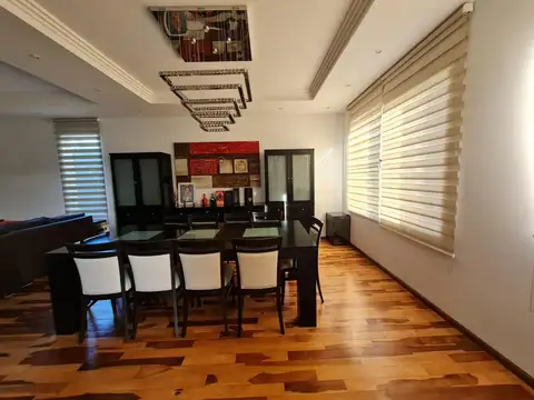 Casa en Venta con 4 cocheras