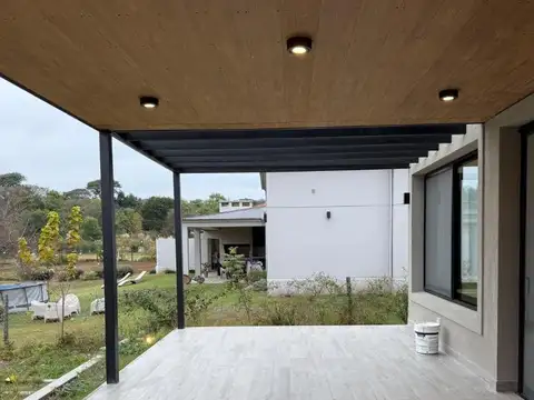 Casa en Venta con 4 cocheras