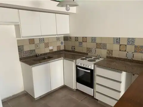 Hermosa casa interna de un dormitorio,  con cochera y patio verde, ubicada en Mazza 3729, dentr...