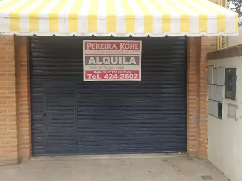 Local sobre Lacroze. Frente vidriado, cortina metálica y baño. Buen estado. Excelente Ubicación