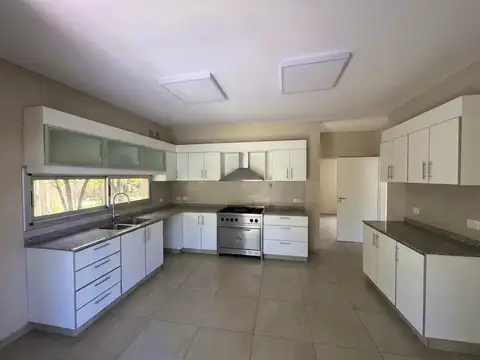 Casa en Alquiler con 2 cocheras