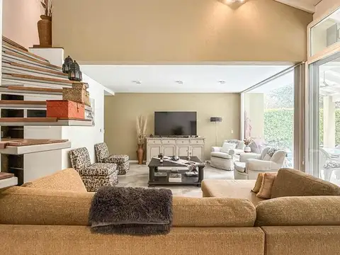 Casa 6 ambientes con 2 baños