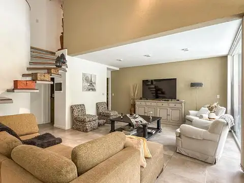 Casa en Alquiler con 1 cochera