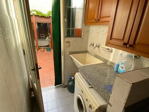 Casa de 3 dormitorios con pequeño patio y amplia terraza!