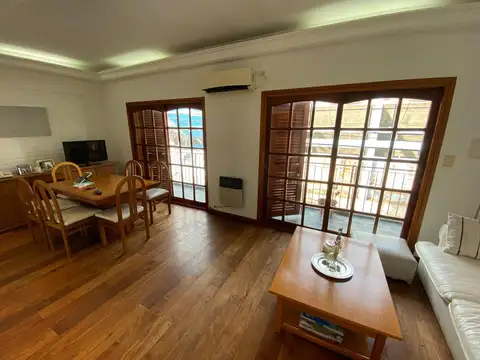 Casa de 3 dormitorios con pequeño patio y amplia terraza!