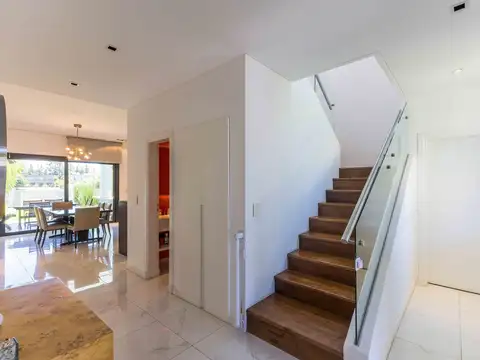 Casa 8 ambientes con 3 baños