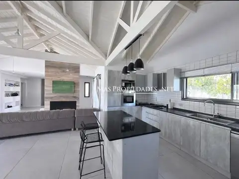 Casa en Alquiler con 2 cocheras