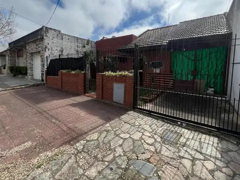 casa 3 ambientes con cochera en Quilmes este