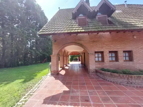 Casa 5 ambientes con 4 baños