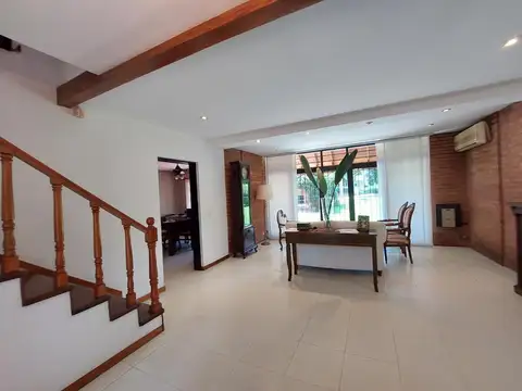 Villa Udaondo - Destacado chalet - LOTE  2751m2