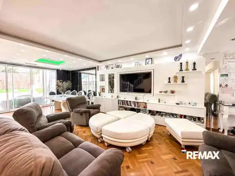 Casa en Venta con 4 cocheras