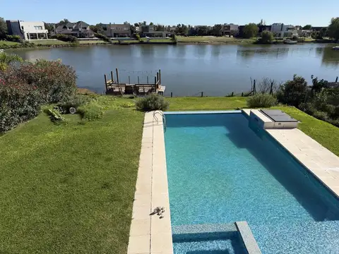 IMPONENTE CASA A LAGUNA EN EL CANTON ISLAS