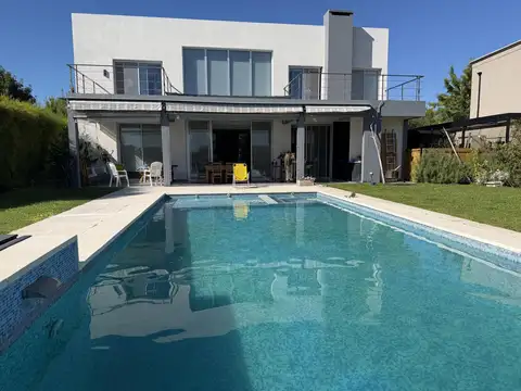 IMPONENTE CASA A LAGUNA EN EL CANTON ISLAS