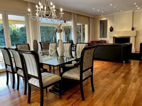 Casa en Alquiler con 3 cocheras