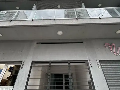 UN DORMITORIO. AL FRENTE. PARRILLERO. ZONA CENTRO ROS.