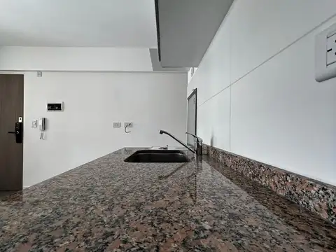 UN DORMITORIO. AL FRENTE. PARRILLERO. ZONA CENTRO ROS.