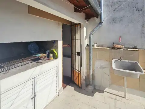 CASA EN VENTA 4 AMBIENTES Y COCHERA BELLA VISTA